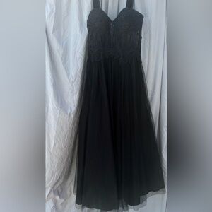 Size 17. Chic Black Evening Dress with Lace Appliqué and Beaded Details